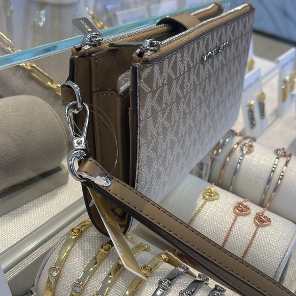 MICHAEL KORS
Jet Set Large Logo Signature Double-Zip Wristlet-Wallet-Phone Case - Picture 3 of 16